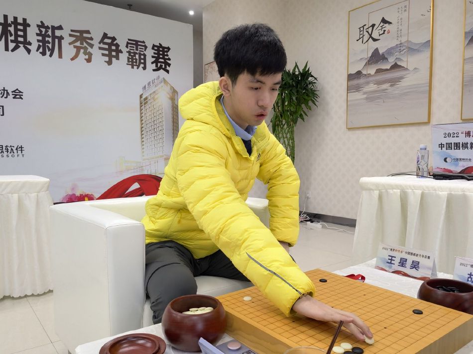 当米里亚姆（蕾雅·德吕盖 饰）跟丈夫安托万·北松（德尼·梅诺谢 饰）离婚后，她但愿12 岁的儿子朱利安（托马斯·吉奥利亚）可以或许阔别具有暴力偏向的父亲，故向法庭申请零丁抚养权。但是安托万成功在庭上说吃法官，法官终究判处两边具有配合监护权。年夜受冲击的米里亚姆除要接管未如所愿的裁判外，还要防备前夫别有效心的父亲。面临冰炭不洽的双亲，身处夹缝中的朱利安不能不想尽一切法子，禁止家庭危机。